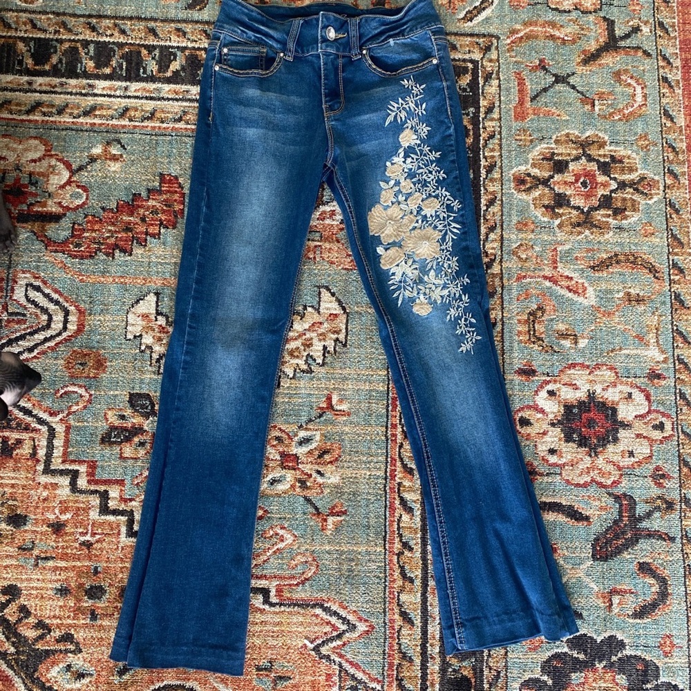 Y2K 2000s flower embroidered flare jeans. Buttons are all rhinestones. Stretchy